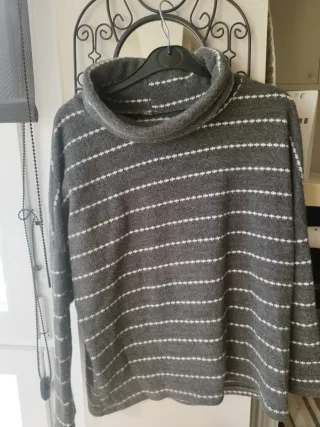 Jersey cuello vuelto rayas grises y blancas