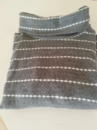 Jersey cuello vuelto rayas grises y blancas