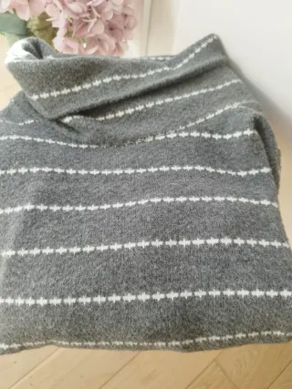 Jersey cuello vuelto rayas grises y blancas