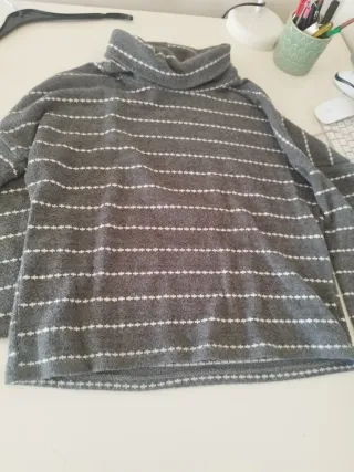 Jersey cuello vuelto rayas grises y blancas