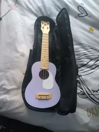Ukelele púrpura sin estrenar