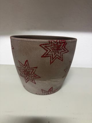 Macetero de piedra gris con relieve