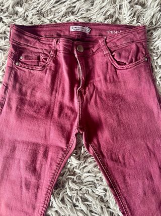 Pantalón push up color frambuesa.