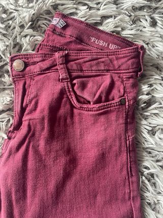 Pantalón push up color frambuesa.