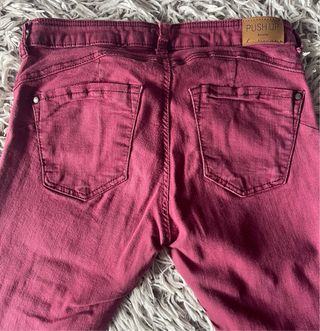 Pantalón push up color frambuesa.