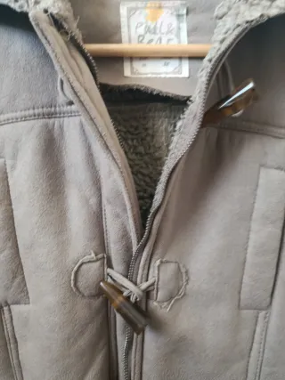 Abrigo beige mujer con capucha.