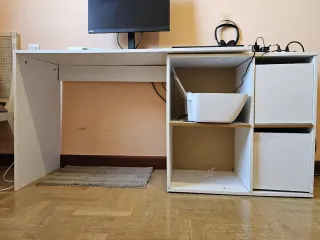 Escritorio de oficina blanco y madera