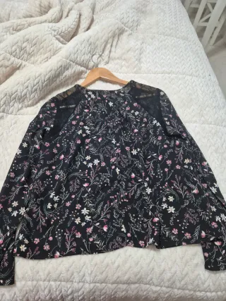 Blusa Bershka floral negra y rosa