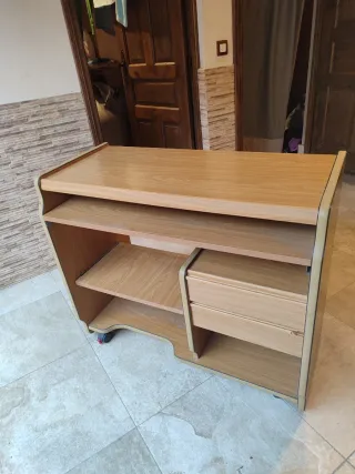 Escritorio extensible con ruedas