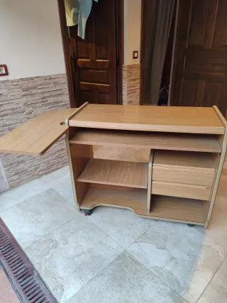 Escritorio extensible con ruedas