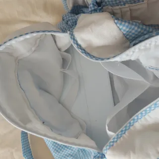 Canastilla y bolsa para bebé a cuadros