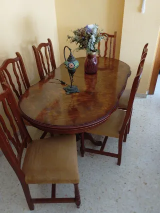 Conjunto mesa y 6 sillas madera.