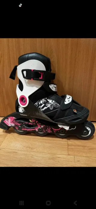 Patines en línea negros y blancos