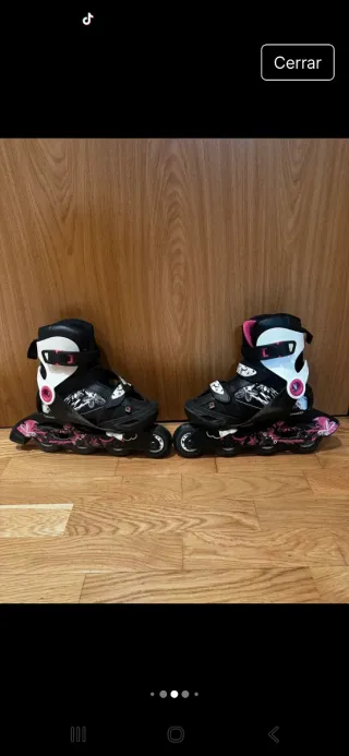 Patines en línea negros y blancos