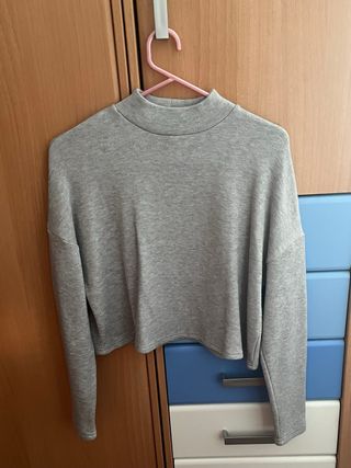 Sudadera gris cuello alto