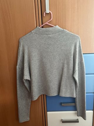 Sudadera gris cuello alto