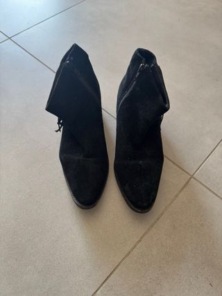 Botines de ante negros con flecos