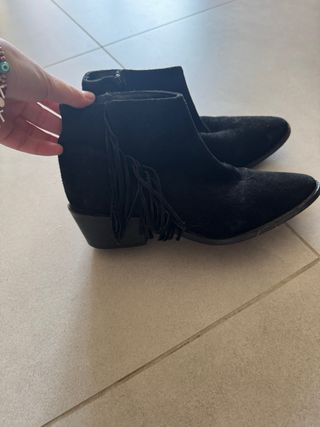 Botines de ante negros con flecos