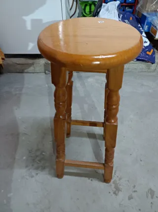 Taburete de madera rústico