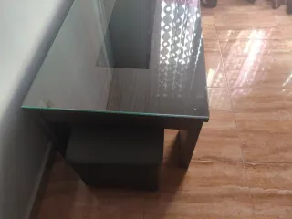 Tavolo da centro in vetro e 2 pouf