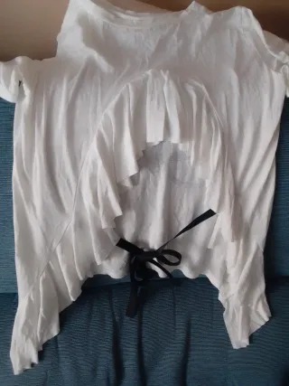 Camiseta blanca estampada con espalda al aire