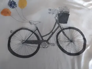 Camiseta blanca estampada con espalda al aire