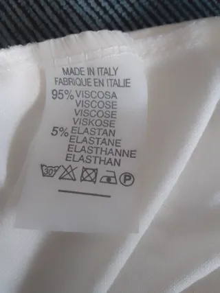 Camiseta blanca estampada con espalda al aire