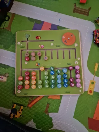 Juguete de madera con números y operaciones