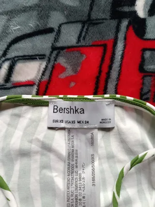 Top Bershka estampado cebra verde y blanco