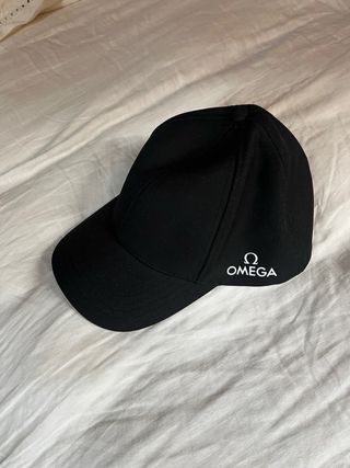 Gorra Negra Omega