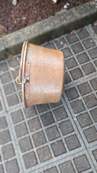 Cubo de cobre antiguo