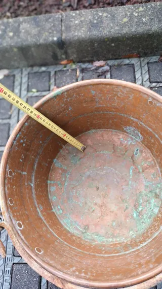 Cubo de cobre antiguo