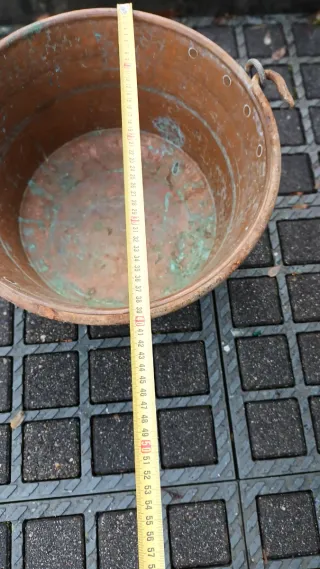 Cubo de cobre antiguo