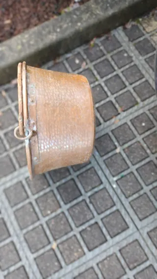 Cubo de cobre antiguo