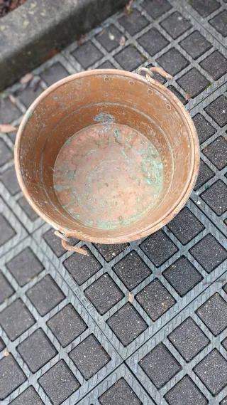 Cubo de cobre antiguo