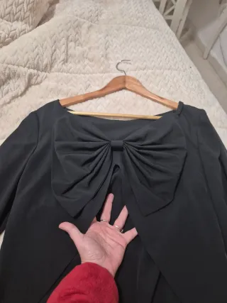 Blusa negra con lazo en la espalda
