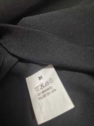 Blusa negra con lazo en la espalda