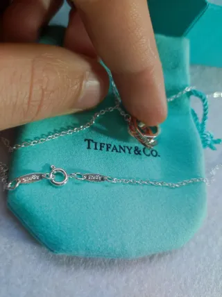 Collar Tiffany & Co. entrelazado y corazón