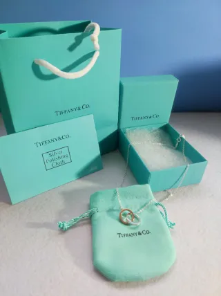 Collar Tiffany & Co. entrelazado y corazón