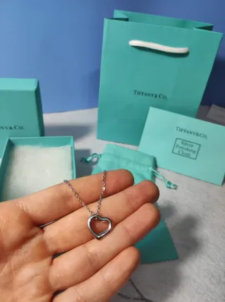 Collar Tiffany & Co. entrelazado y corazón