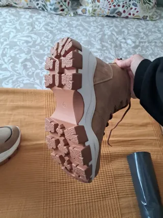 Botines beige con suela gruesa