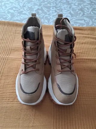 Botines beige con suela gruesa