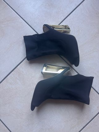 Tacchi neri con dettagli oro