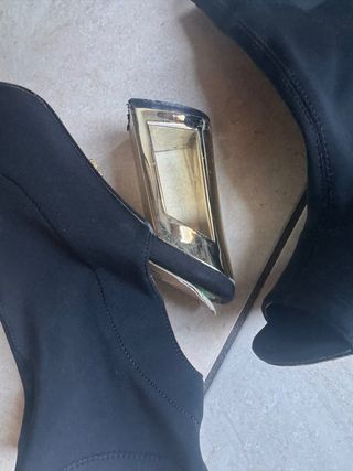 Tacchi neri con dettagli oro