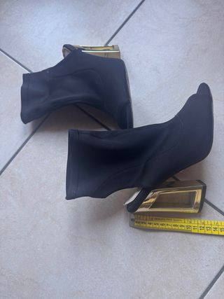 Tacchi neri con dettagli oro