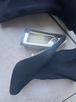 Tacchi neri con dettagli oro