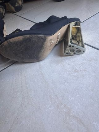 Tacchi neri con dettagli oro