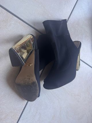 Tacchi neri con dettagli oro