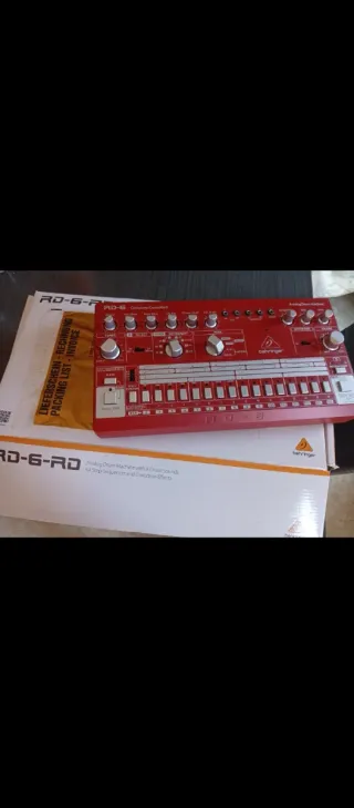 Caja de ritmos analógica Behringer RD-6-RD Roja