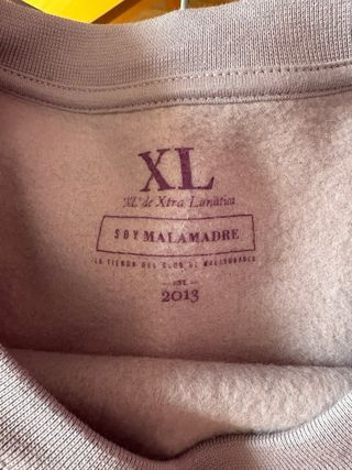 Sudadera morada con mensaje Juntas Somos Revolució